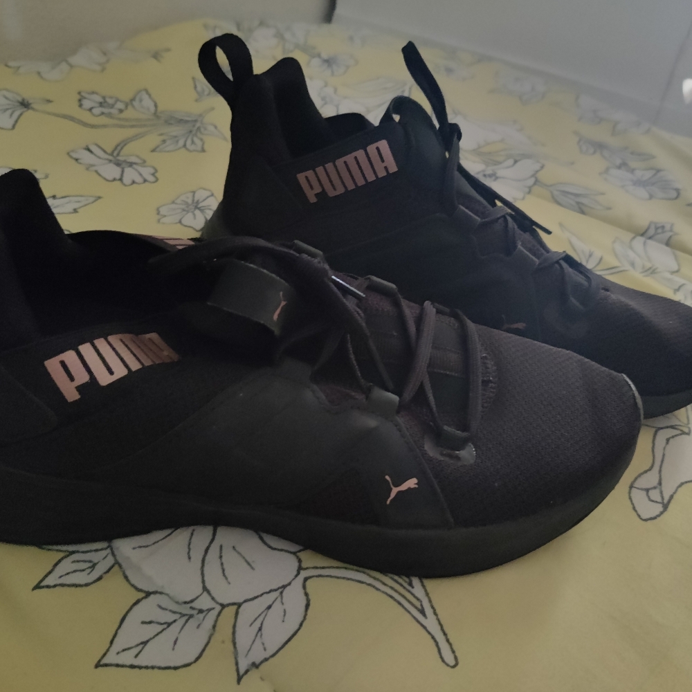 Tennis puma negros con blanco size 7 Negros con rosita size ,8 los dos son nuevo